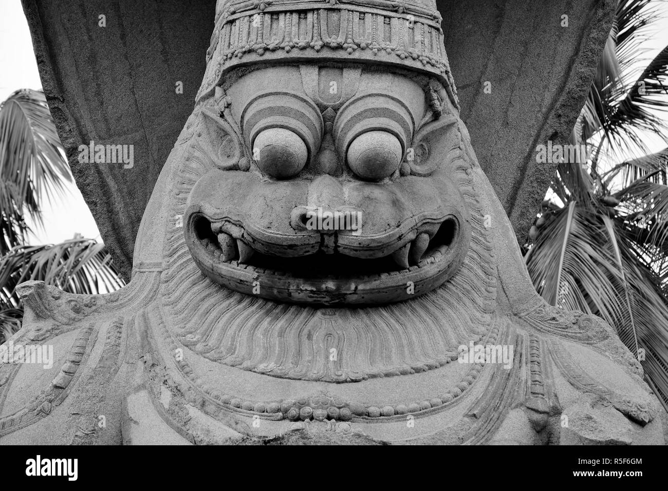 Ugra Narasimha, l'uomo-lion avatar di Vishnu, seduti in posizione di yoga, Hampi, Karnataka, India Foto Stock