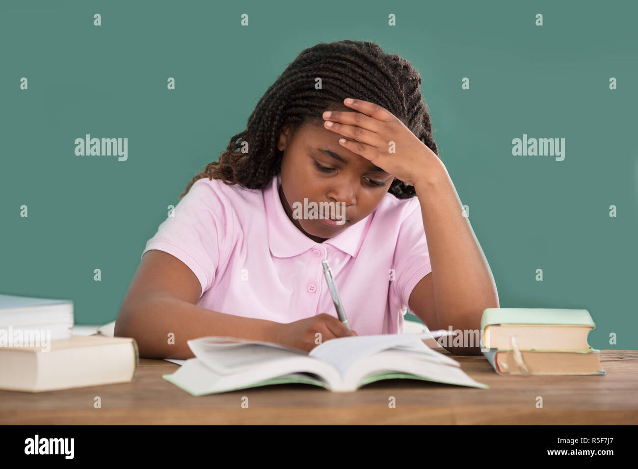 Una giovane ragazza africana facendo Studio Foto Stock