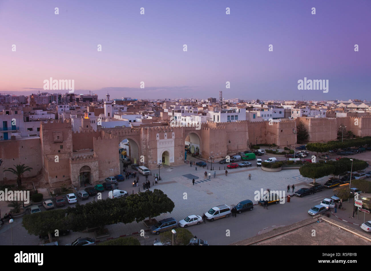 La Tunisia, tunisini Central Coast, Sfax, vista in elevazione della Medina lungo Avenue Ali Belhouane e Bab Diwan gate, crepuscolo Foto Stock