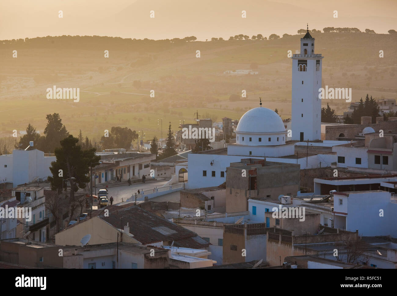La Tunisia, Central Western Tunisia, Le Kef, vista in elevazione della moschea occidentali, crepuscolo Foto Stock
