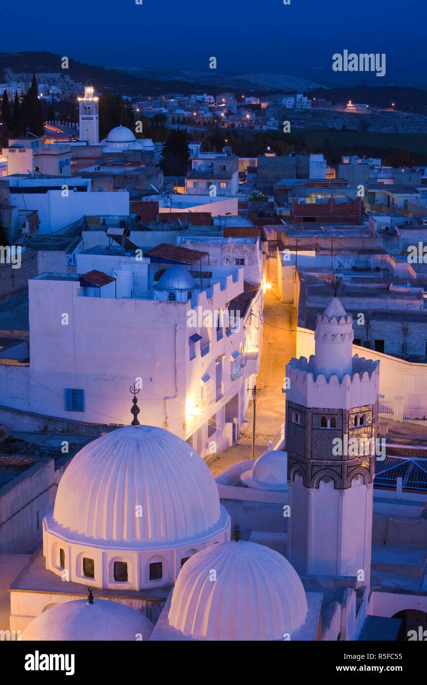 La Tunisia, Central Western Tunisia, Le Kef, Zouia di Sidi Abdallah Boumakhlouf moschea, vista in elevazione, sera Foto Stock