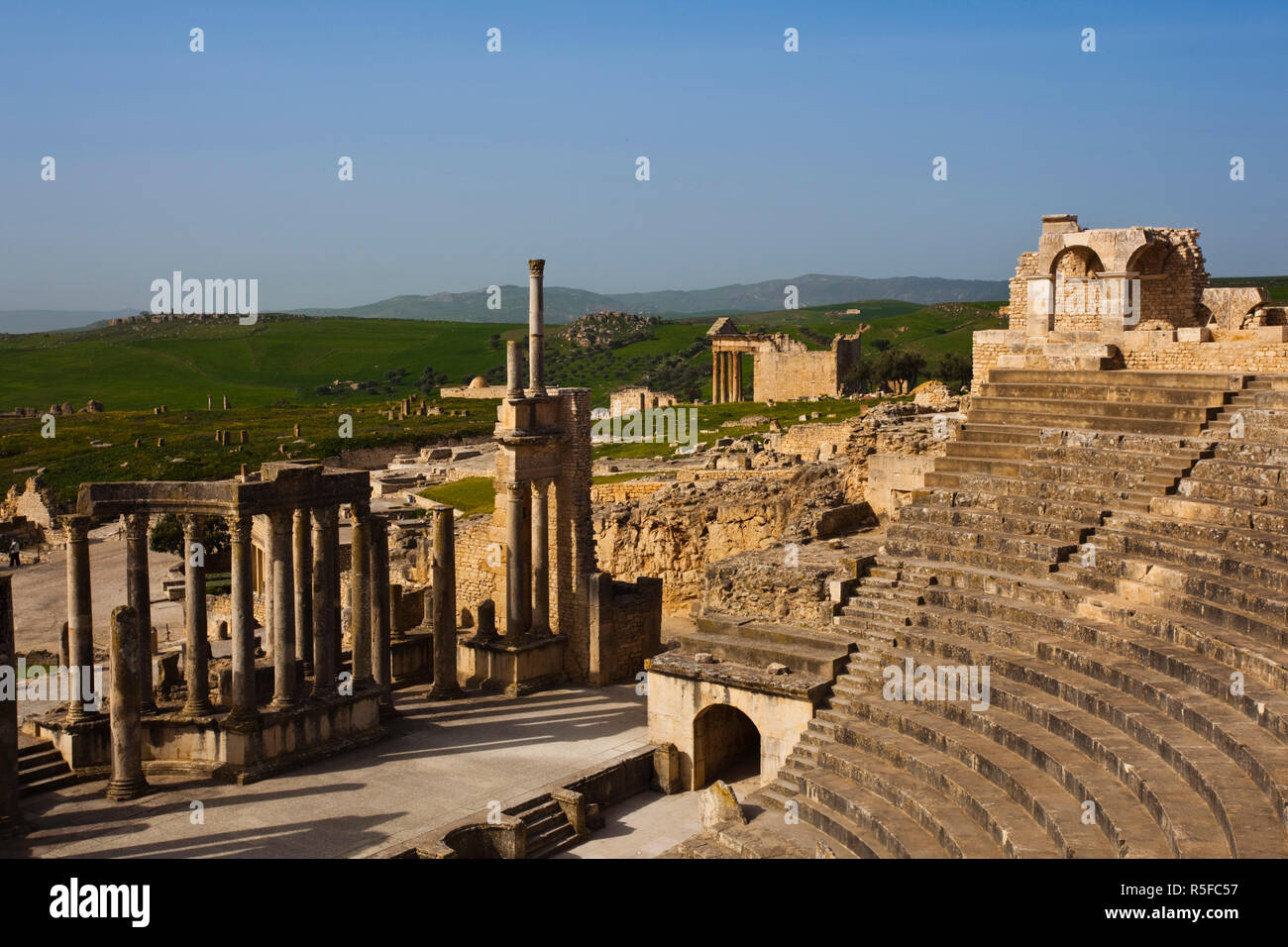 La Tunisia, Central Western Tunisia, Dougga, di epoca romana le rovine della città, sito Unesco, teatro Foto Stock