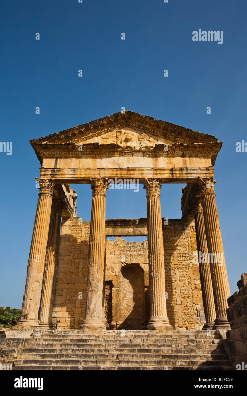 La Tunisia, Central Western Tunisia, Dougga, di epoca romana le rovine della città, sito UNESCO, il Capitole, Quadrato dei venti Foto Stock