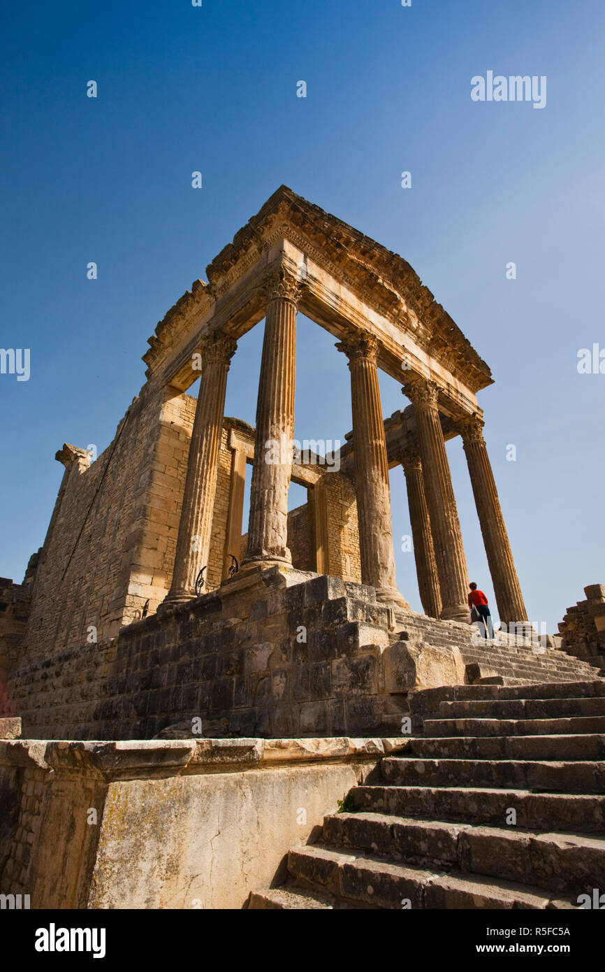 La Tunisia, Central Western Tunisia, Dougga, di epoca romana le rovine della città, sito UNESCO, il Capitole, Quadrato dei venti Foto Stock