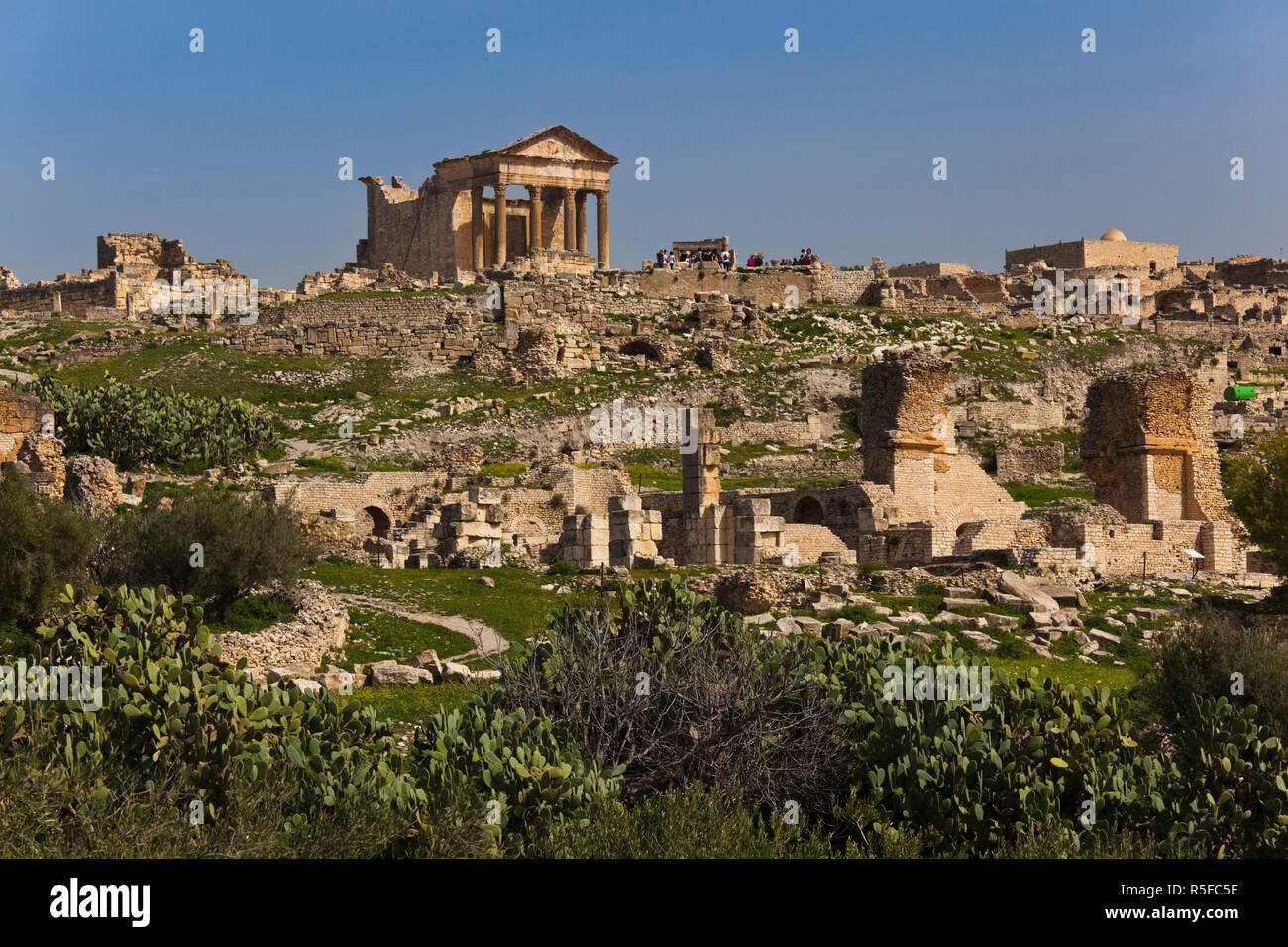 La Tunisia, Central Western Tunisia, Dougga, di epoca romana le rovine della città, sito UNESCO, vista verso il Capitole, Quadrato dei venti Foto Stock