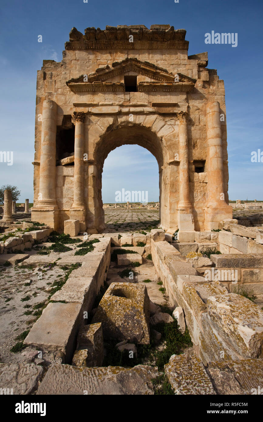 La Tunisia, Central Western Tunisia, Makthar, Rovine dell'di epoca romana città di Mactaris, Foro Romano e di Traiano Arch Foto Stock