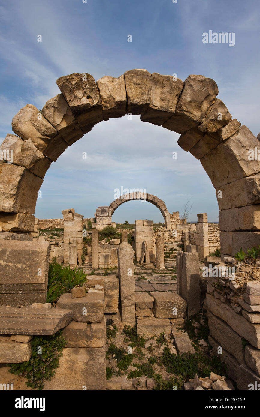 La Tunisia, Central Western Tunisia, Makthar, Rovine dell'di epoca romana città di Mactaris, vista da PICCOLE TERME Foto Stock