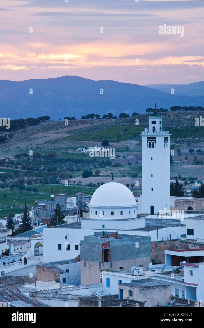 La Tunisia, Central Western Tunisia, Le Kef, vista in elevazione della moschea occidentali, sera Foto Stock