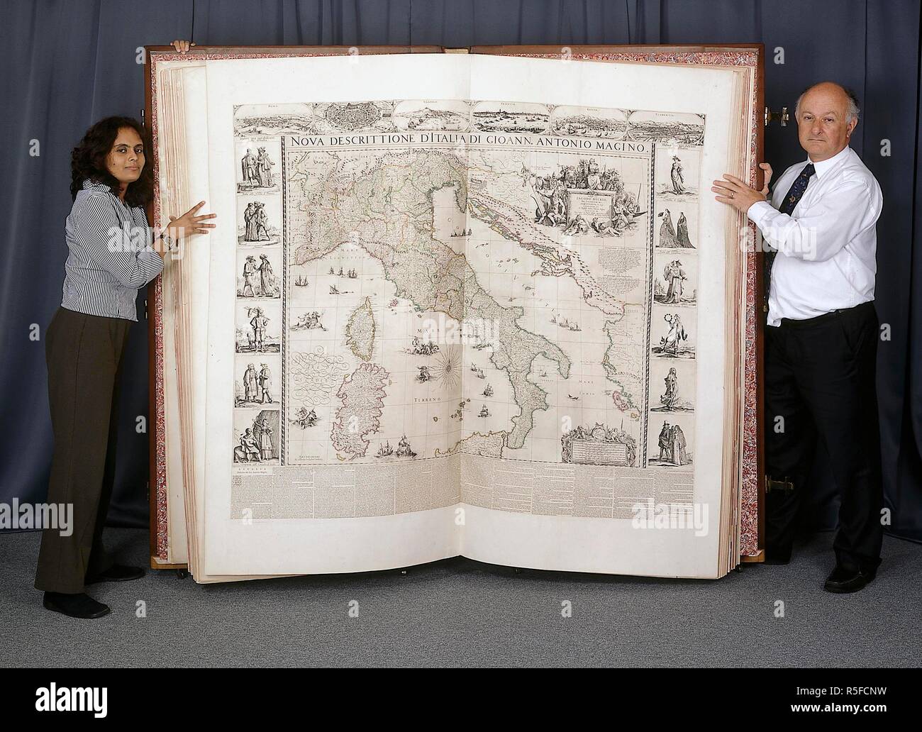 Klencke Atlas. Klencke Atlas. Un mondo di Atlas, composta di 37 mappe su 39 fogli, Klencke Atlas è il più grande del mondo dimensionato libro. Sorge quasi 1,8 metri di altezza da 1,9 metri di larghezza quando è aperto. Le mappe dei continenti e un assortimento di Stati europei sono stati destinati ad essere rimossi e visualizzato sulla parete e fu detto a comprendere tutte le conoscenze geografiche del tempo. John Maurice di Nassau è accreditato con la sua creazione e contiene incisioni realizzate da artisti Blaen Hondius e altri. Esso è stato presentato da Johannes Klencke, un commerciante olandese,re Carlo II d'Inghilterra nel 1660 a mark t Foto Stock
