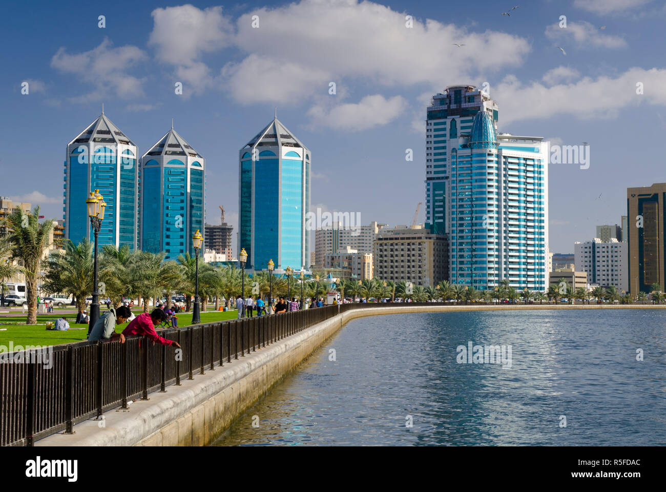 Emirati Arabi Uniti, Sharjah, moderno skyline accanto alla laguna di Khalid Foto Stock