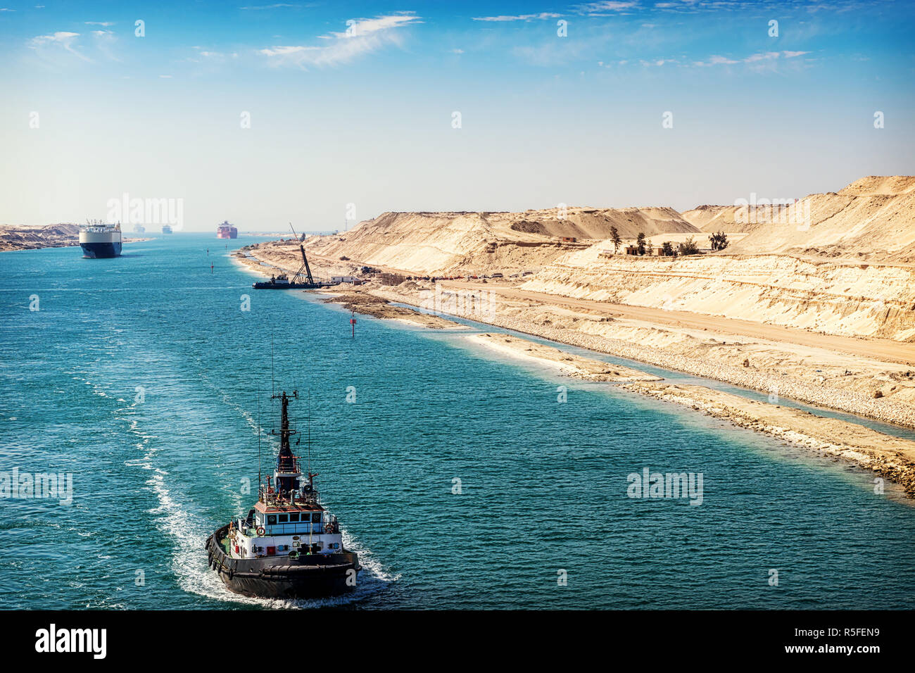 Il canale di Suez - una nave colonna passa attraverso il nuovo,estensione orientale canal Foto Stock