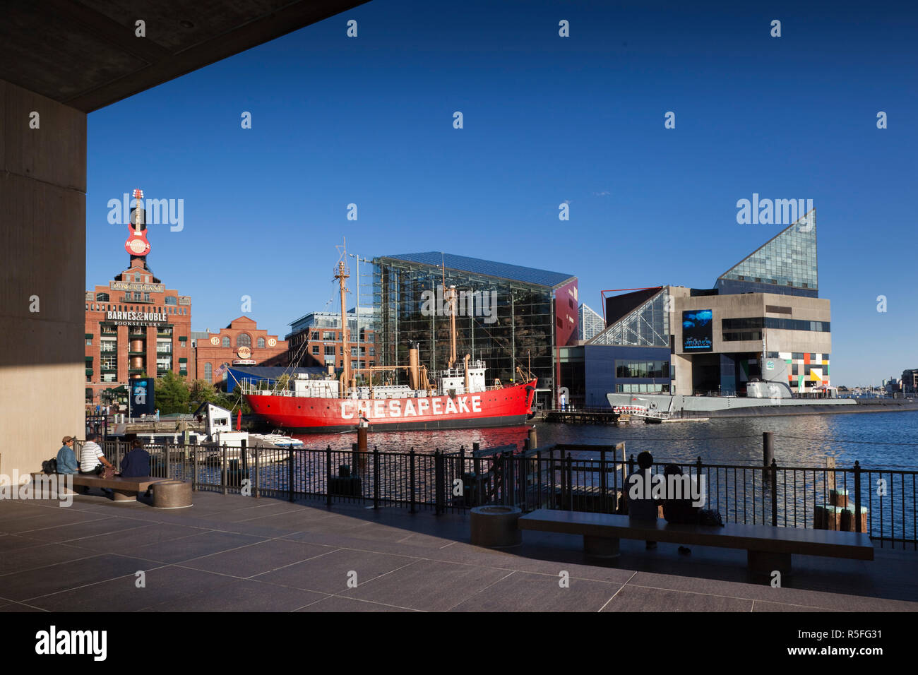 Stati Uniti d'America, Maryland Baltimore Inner Harbor, Powerplant Mall, il Maritime Museum e il National Aquarium Foto Stock