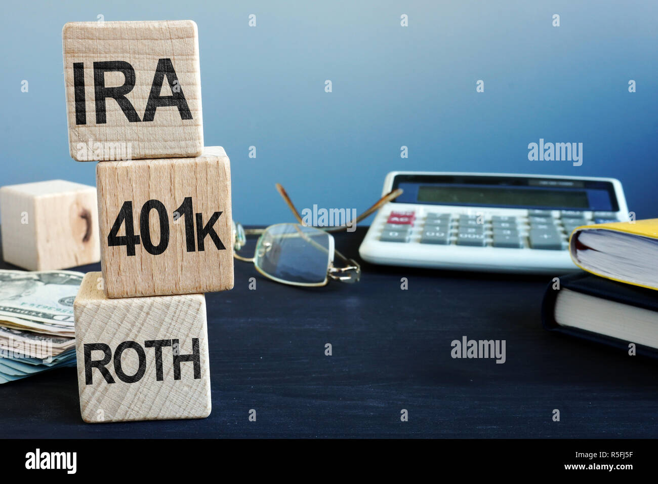 A cubetti con parole IRA, 401k e Roth. Piano di pensionamento. Foto Stock
