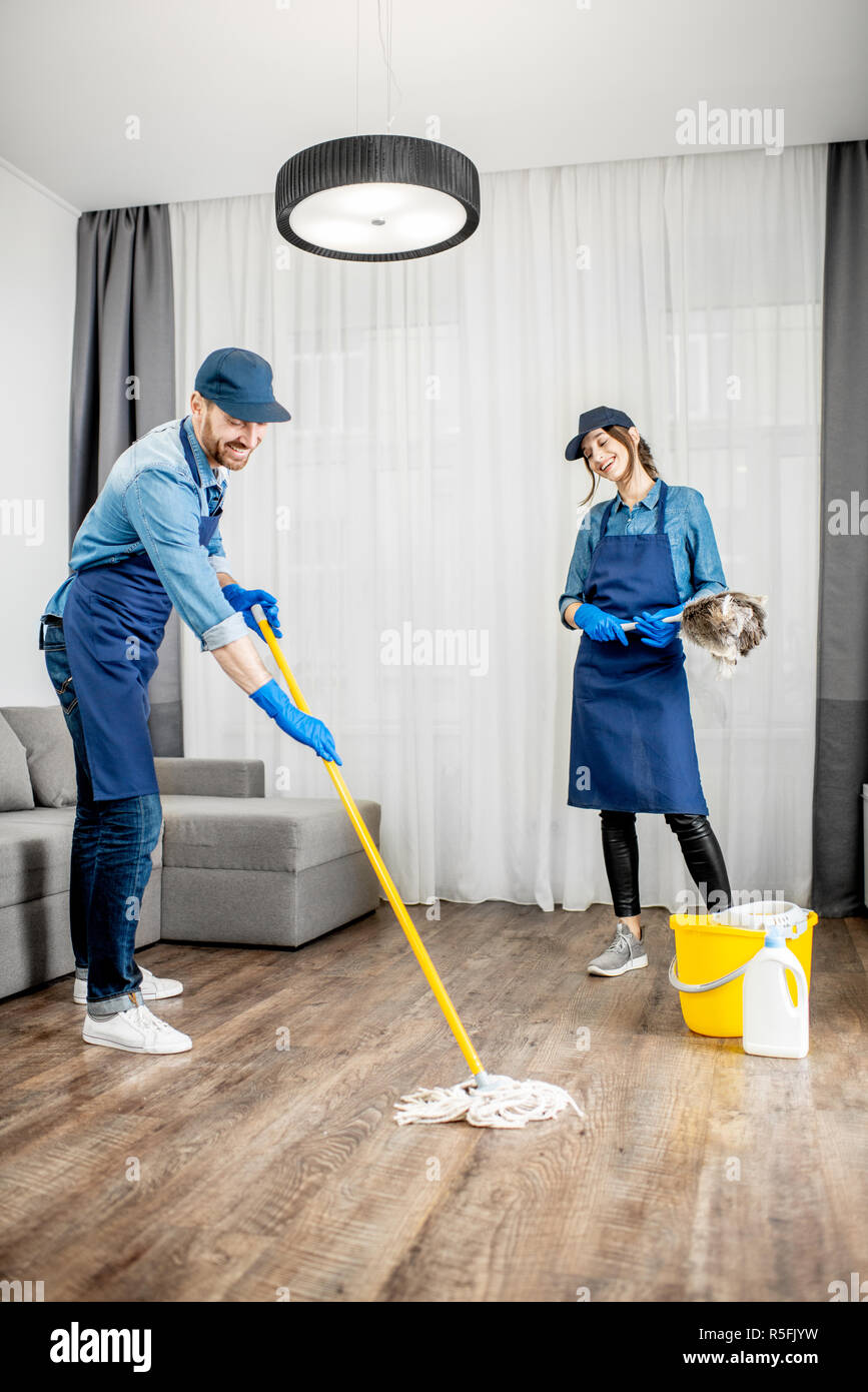 L'uomo sta lavando il pavimento immagini e fotografie stock ad alta  risoluzione - Pagina 3 - Alamy