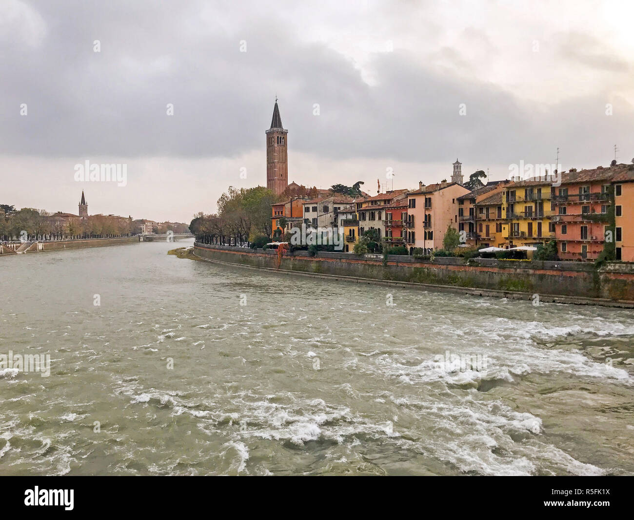 Vista sul fiume Adige e la città vecchia di Verona dallo storico Ponte Pietra Ponte Pietra. Italia Foto Stock