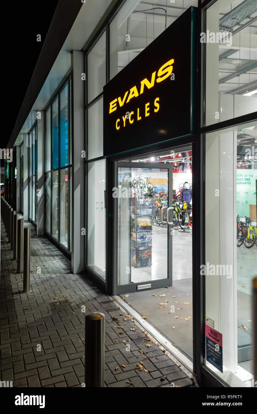 Cicli di Evans negozio di fronte alla notte su retail park dopo sport acquisto diretto Foto Stock