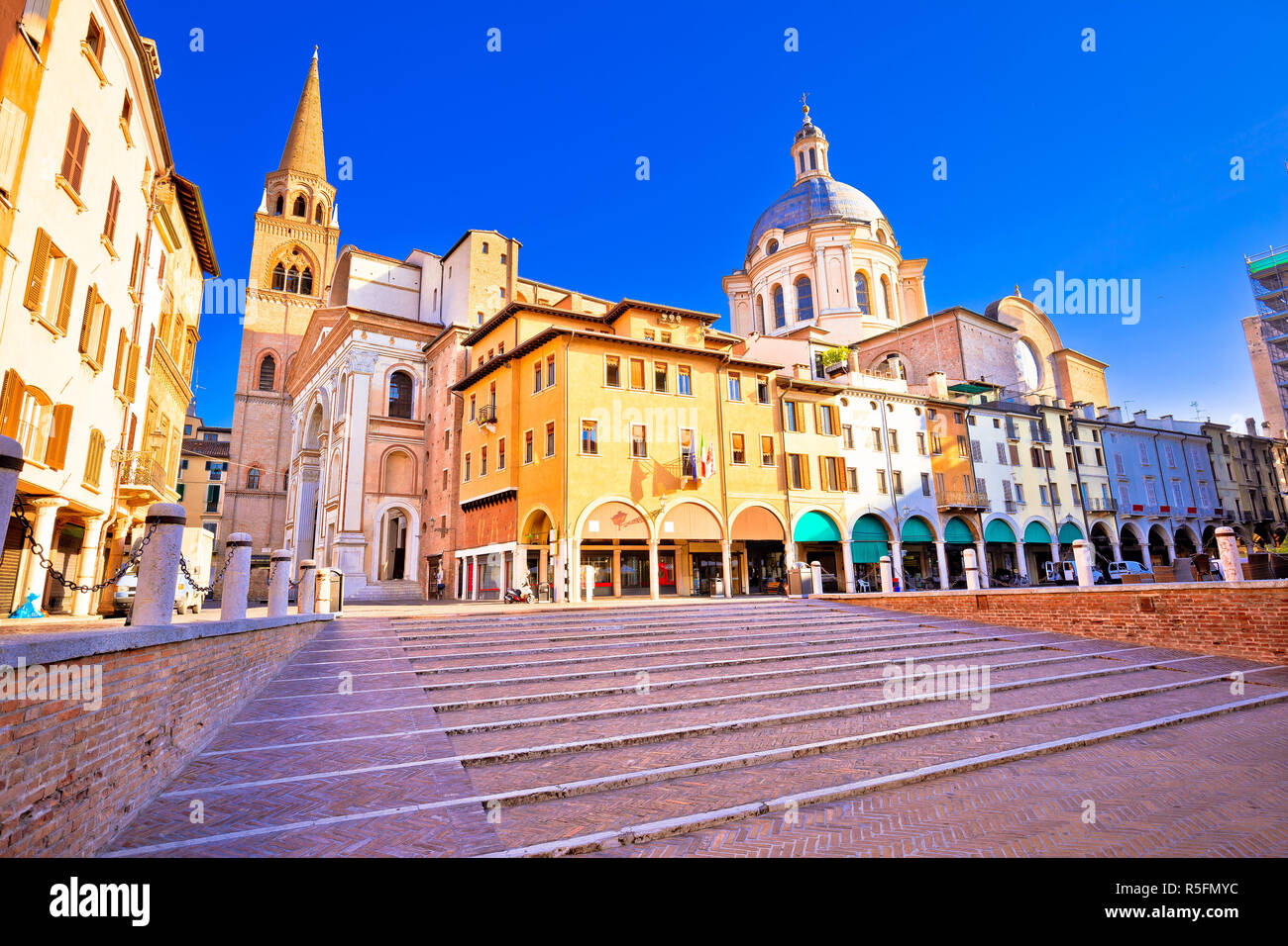 La città di Mantova Piazza delle Erbe vista Foto Stock