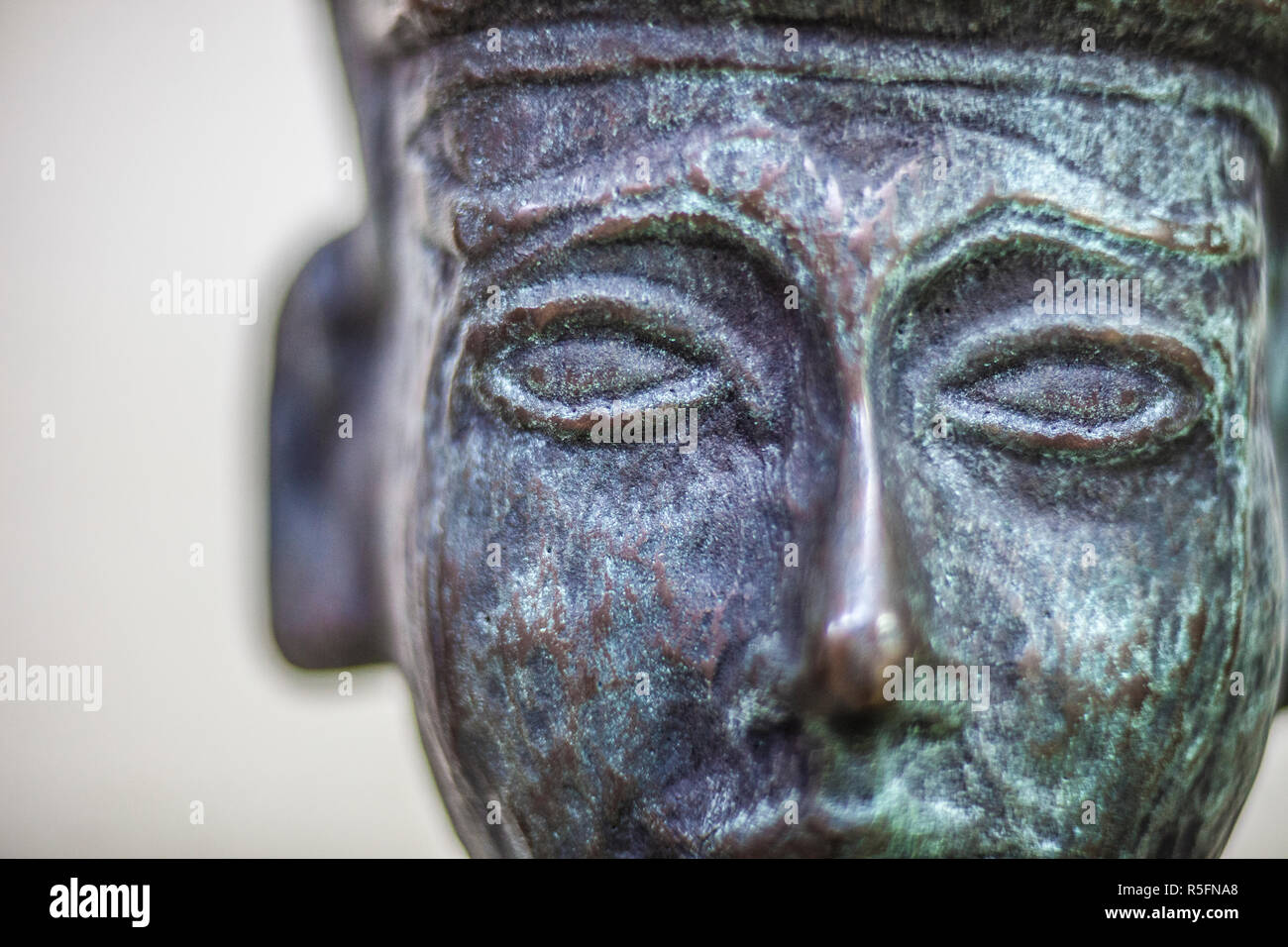 Huelva, Spagna - Luglio 02, 2018: Melqart statuetta in bronzo closeup. Più grande è la riproduzione al Museo Archeologico di Huelva, Andalusia, Spagna Foto Stock