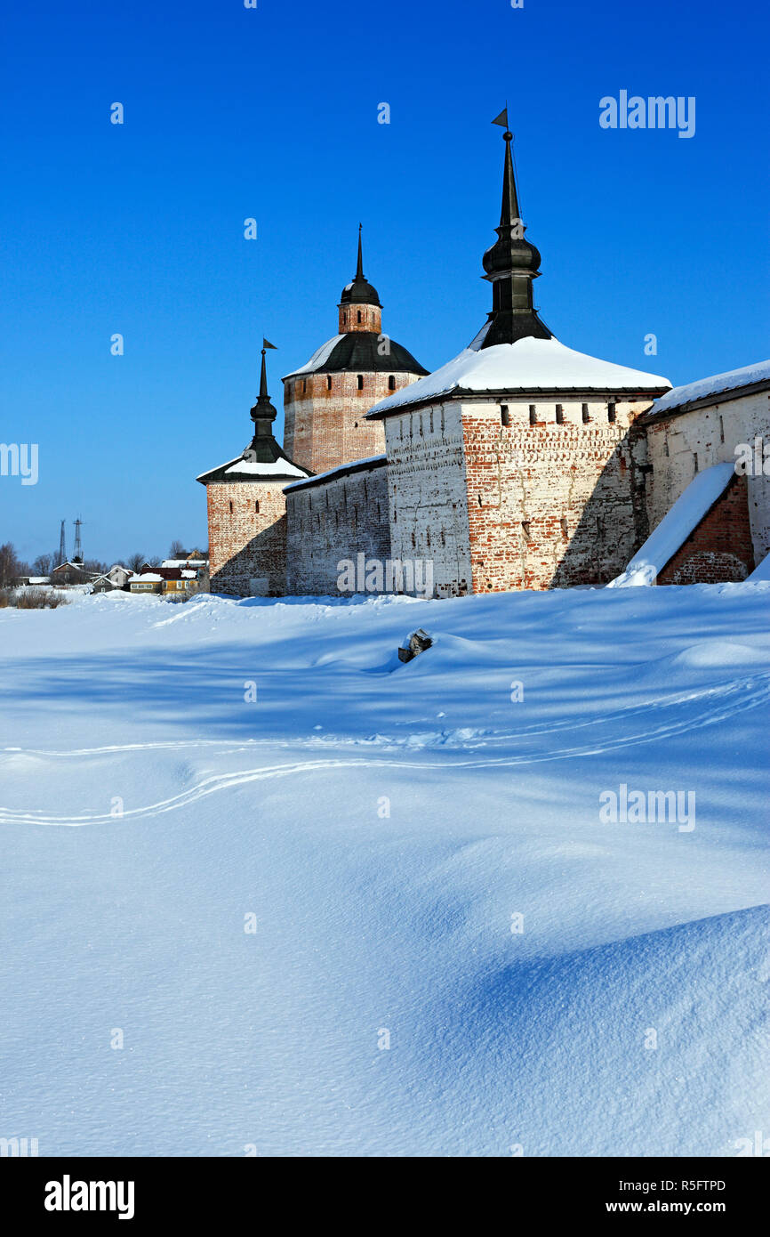 Torri del monastero Kirillo-Belozersky, Kirillov, Vologda regione, Russia Foto Stock