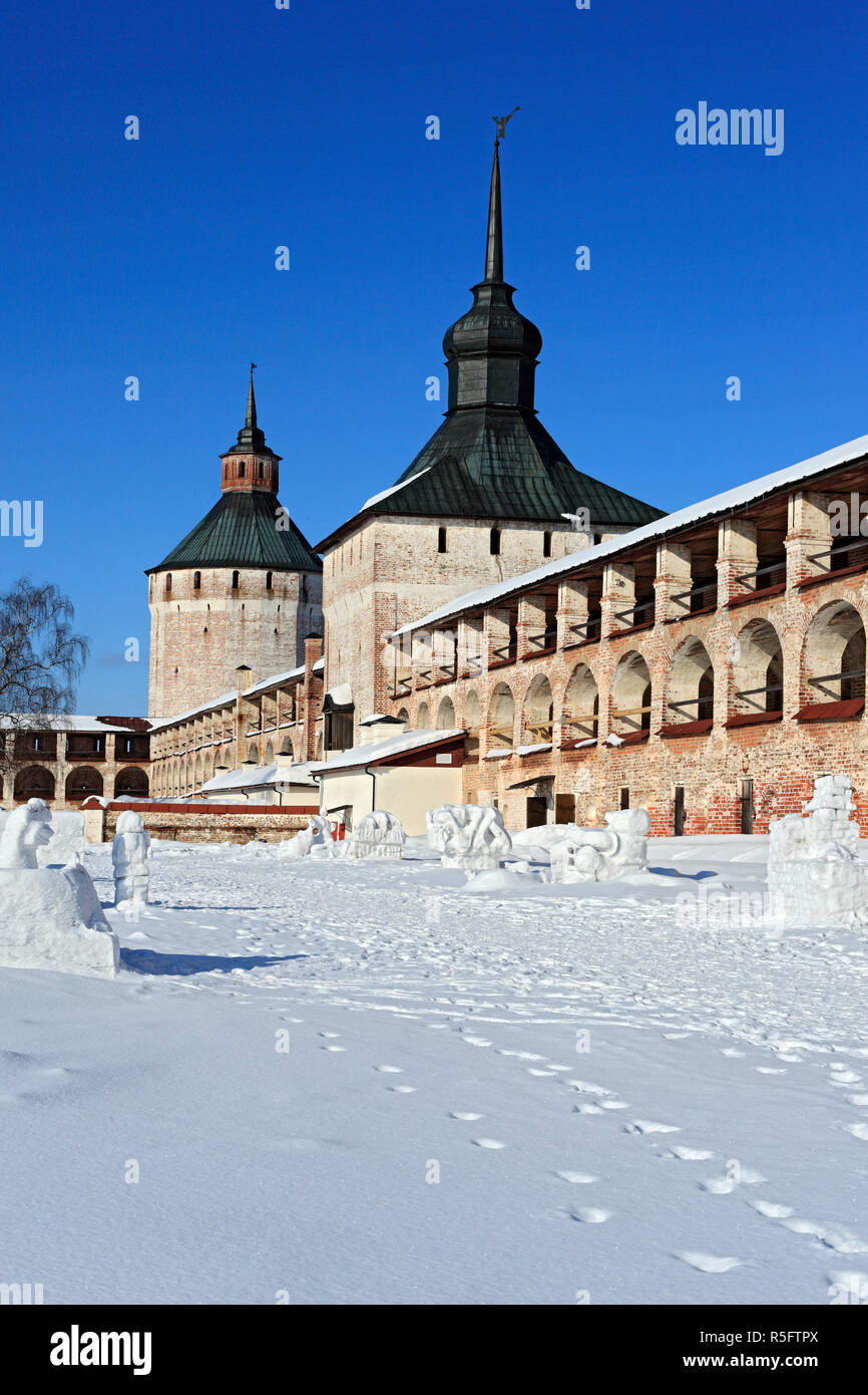Torri del monastero Kirillo-Belozersky, Kirillov, Vologda regione, Russia Foto Stock