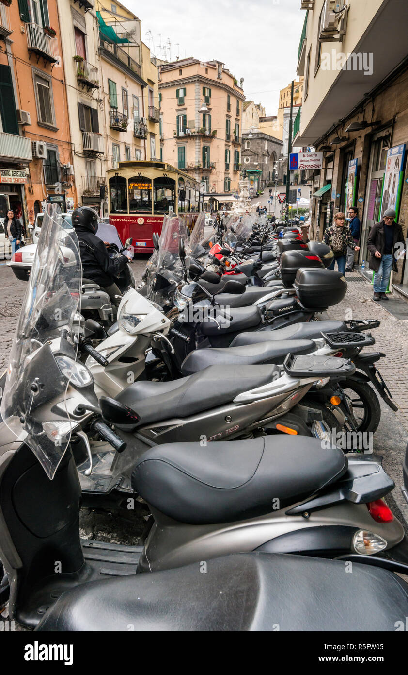 Scooters parcheggiato a Calata Trinita Maggiore, street nel centro storico quartiere, Napoli, campania, Italy Foto Stock