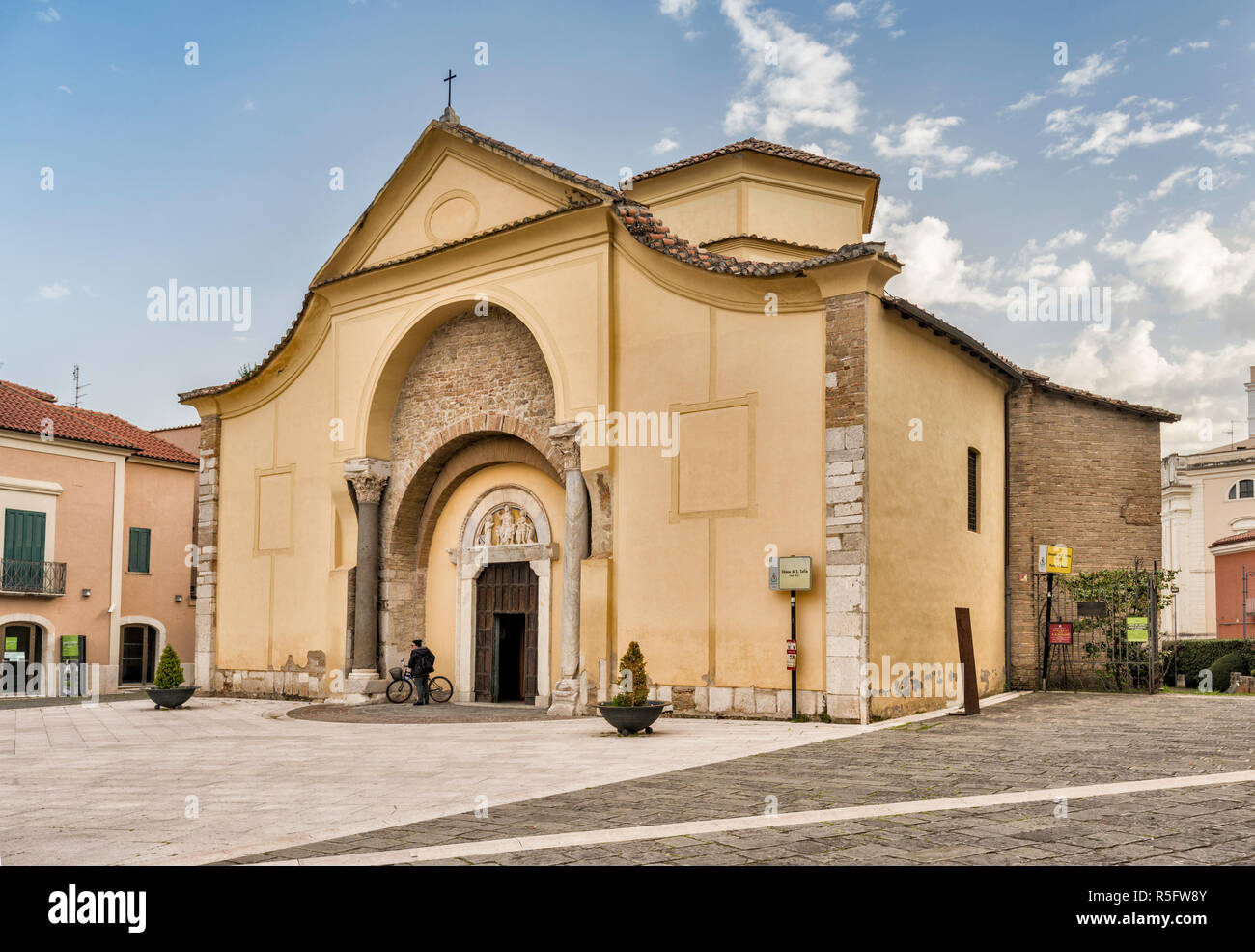 Chiesa di Santa Sofia, ottavo secolo, stile bizantino, sede del Museo del Sannio, Benevento, Campania, Italia Foto Stock