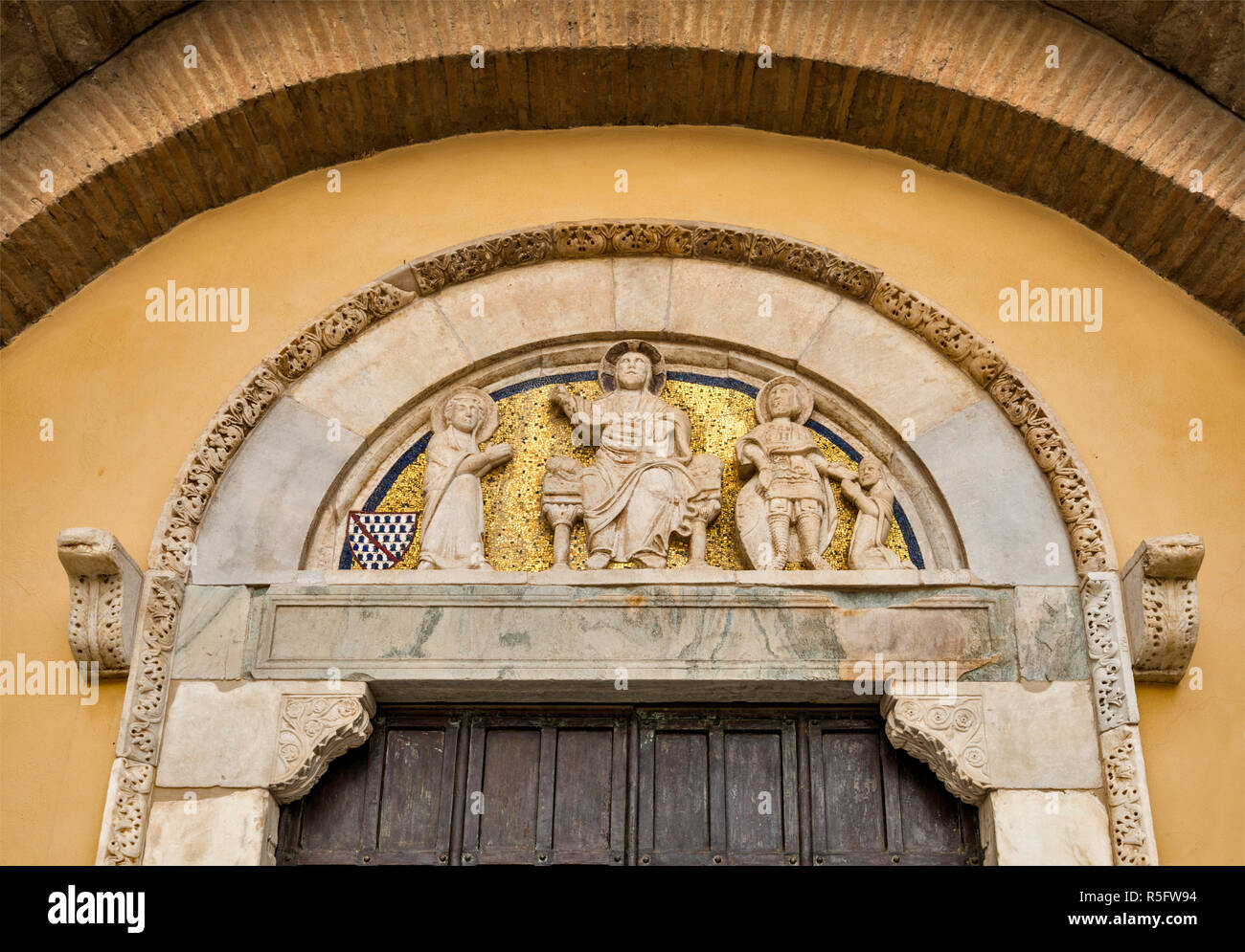 Portale del XIII secolo in stile romanico, alla chiesa di Santa Sofia, sede del Museo del Sannio, Benevento, Campania, Italia Foto Stock