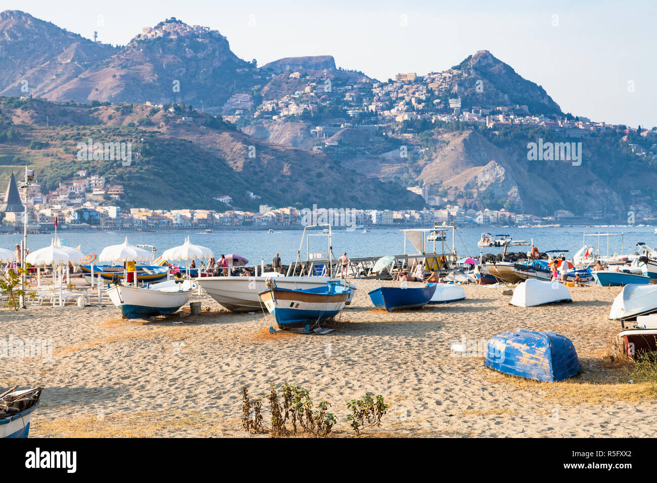 Le navi sulla spiaggia di Porto Vecchio a Giardini Naxos Foto Stock