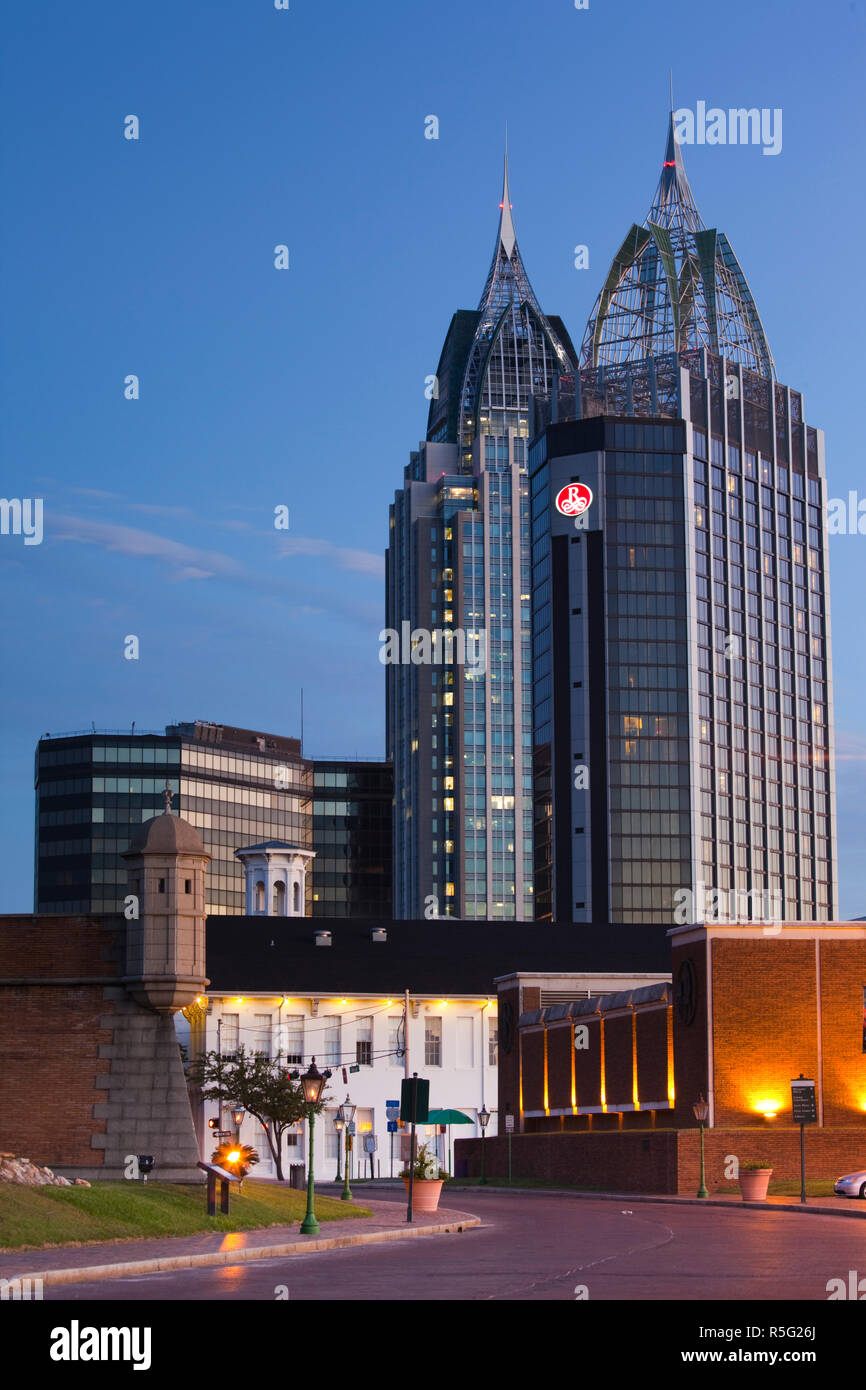 Stati Uniti d'America, Alabama, Mobile, Torre di RSA e Riverview Plaza edifici Foto Stock