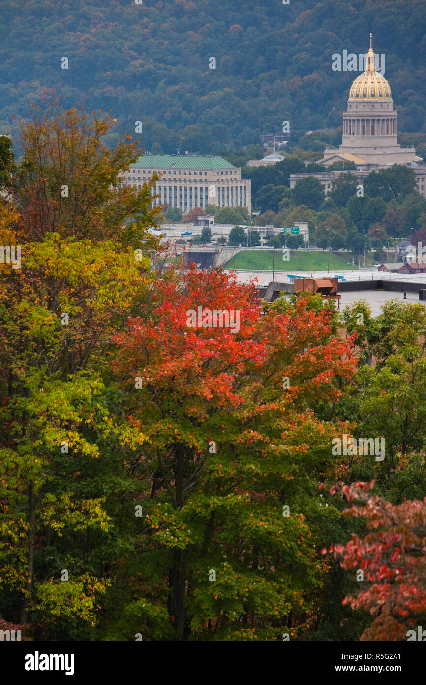 Stati Uniti d'America, West Virginia, Charleston, West Virginia State Capitol vista dalla collina di primavera Foto Stock