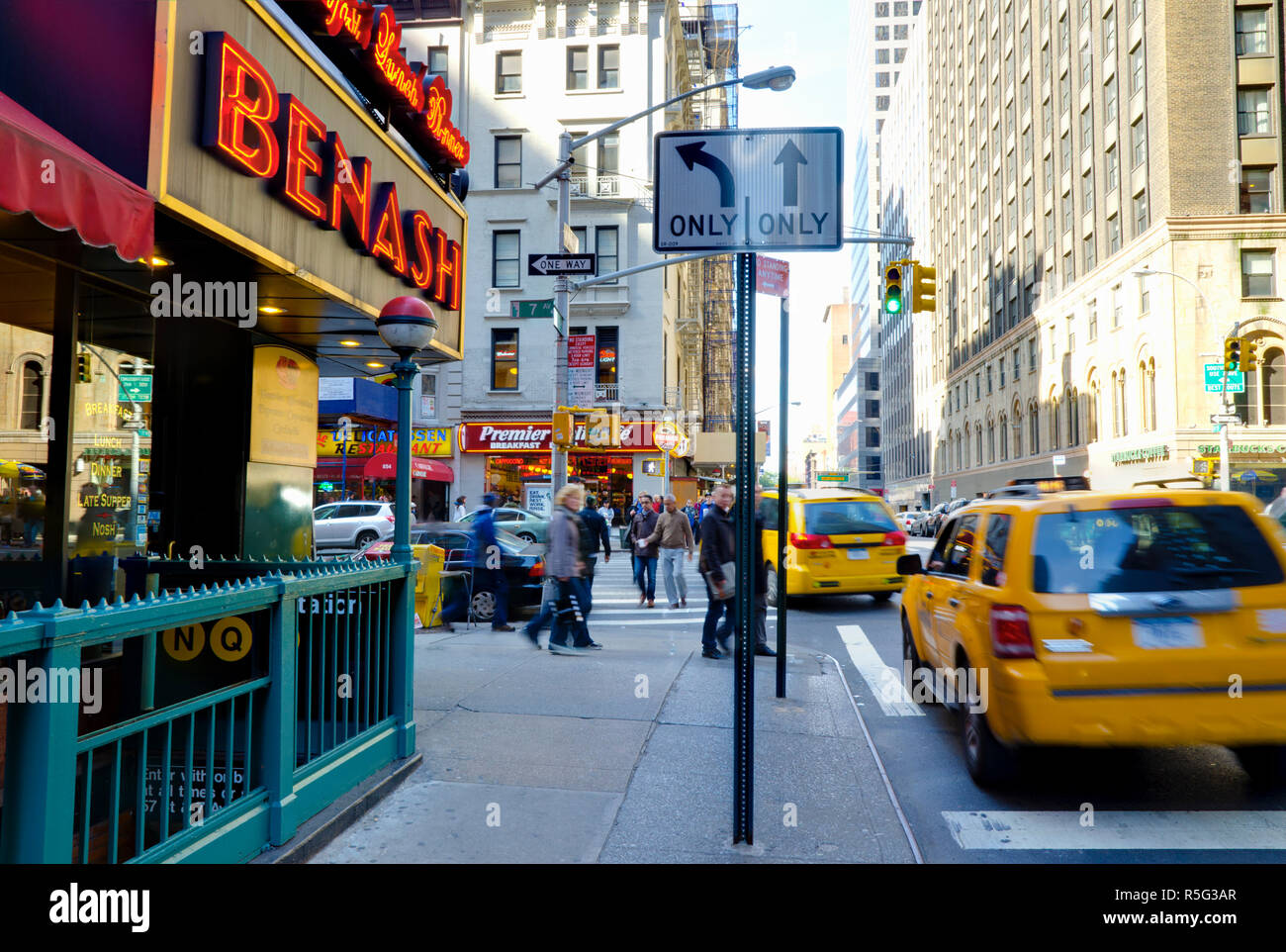 Stati Uniti d'America, New York, Manhattan Midtown, settima avenue e West 55th Street, Benash Delicatessen Foto Stock