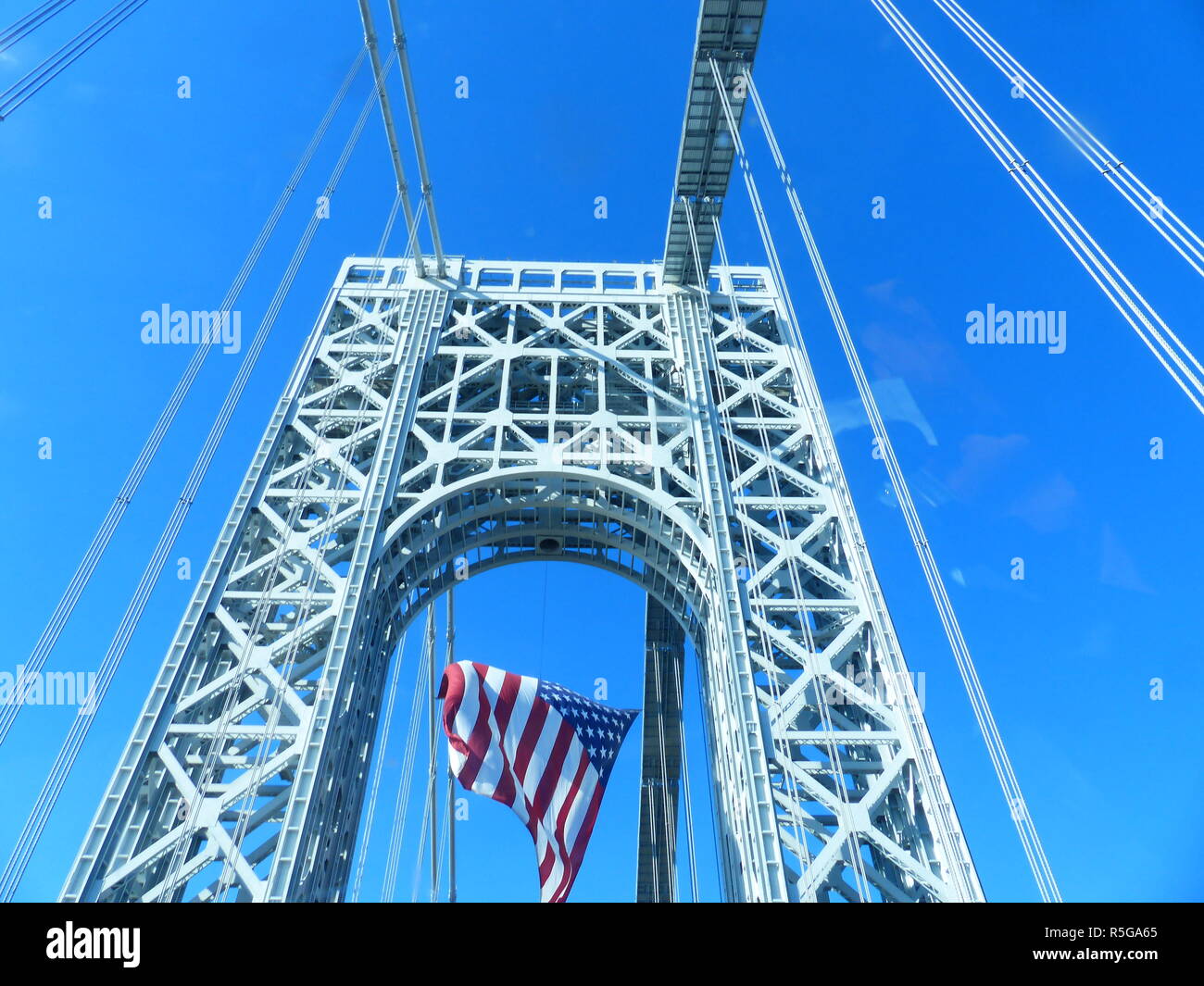 Inaugurato nel 1931, questo iconico sospensione ponte tra Manhattan e New Jersey consente ai pedoni. GW Bridge ha fili 105,986 Foto Stock