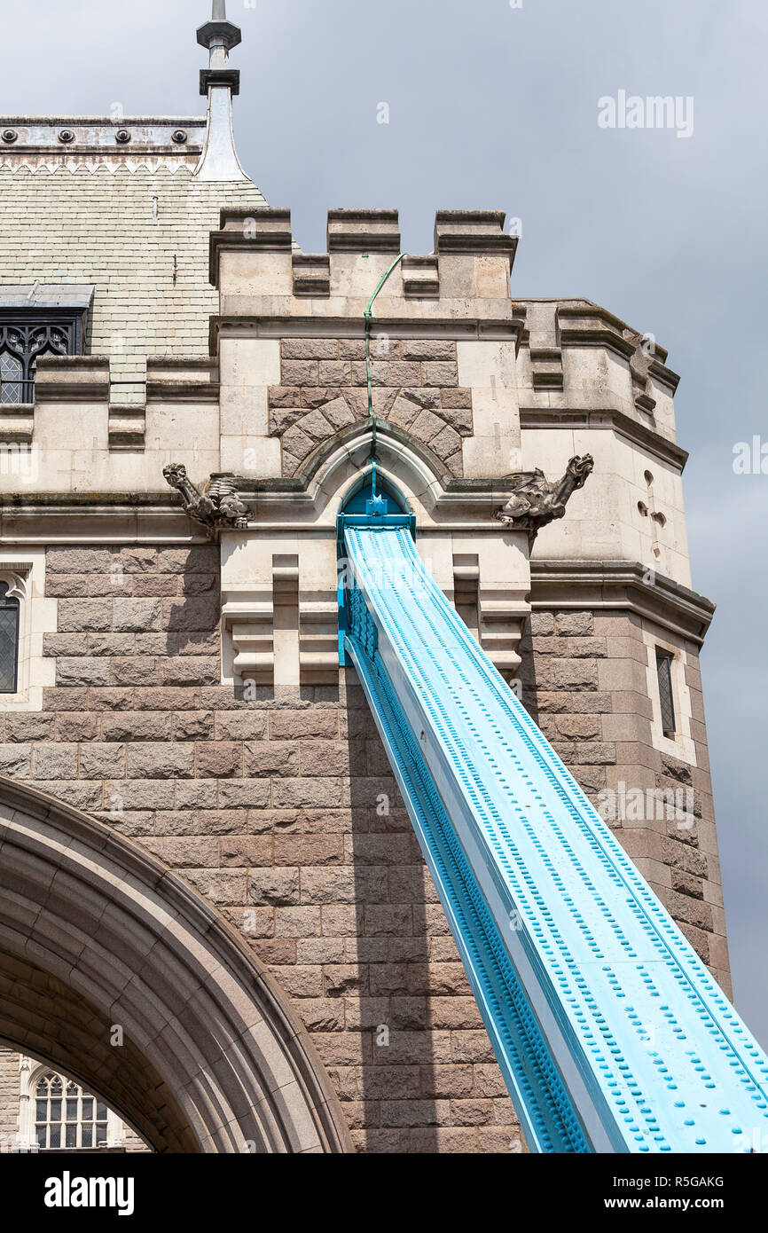 Il Tower Bridge sul fiume Tamigi, Londra, Regno Unito. Il ponte è un simbolo della città e una grande attrazione per i turisti Foto Stock