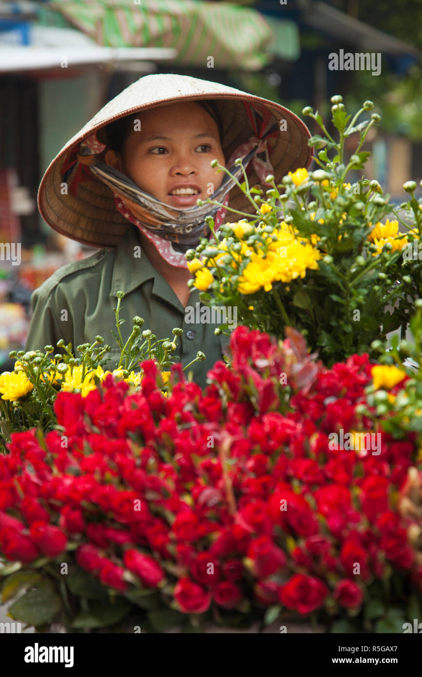 Venditore di fiori nel vecchio quartiere, Hanoi, Vietnam Foto Stock