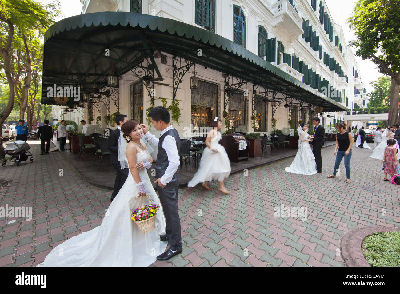 Le spose e sposi che è fotografata davanti al Sofitel Legend Metropole Hotel Hanoi, Vietnam Foto Stock
