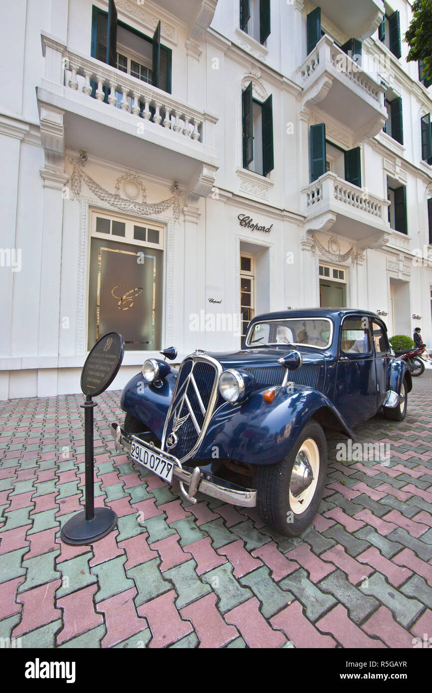 Vecchia Citroen auto al di fuori del Sofitel Legend Metropole Hotel Hanoi, Vietnam Foto Stock