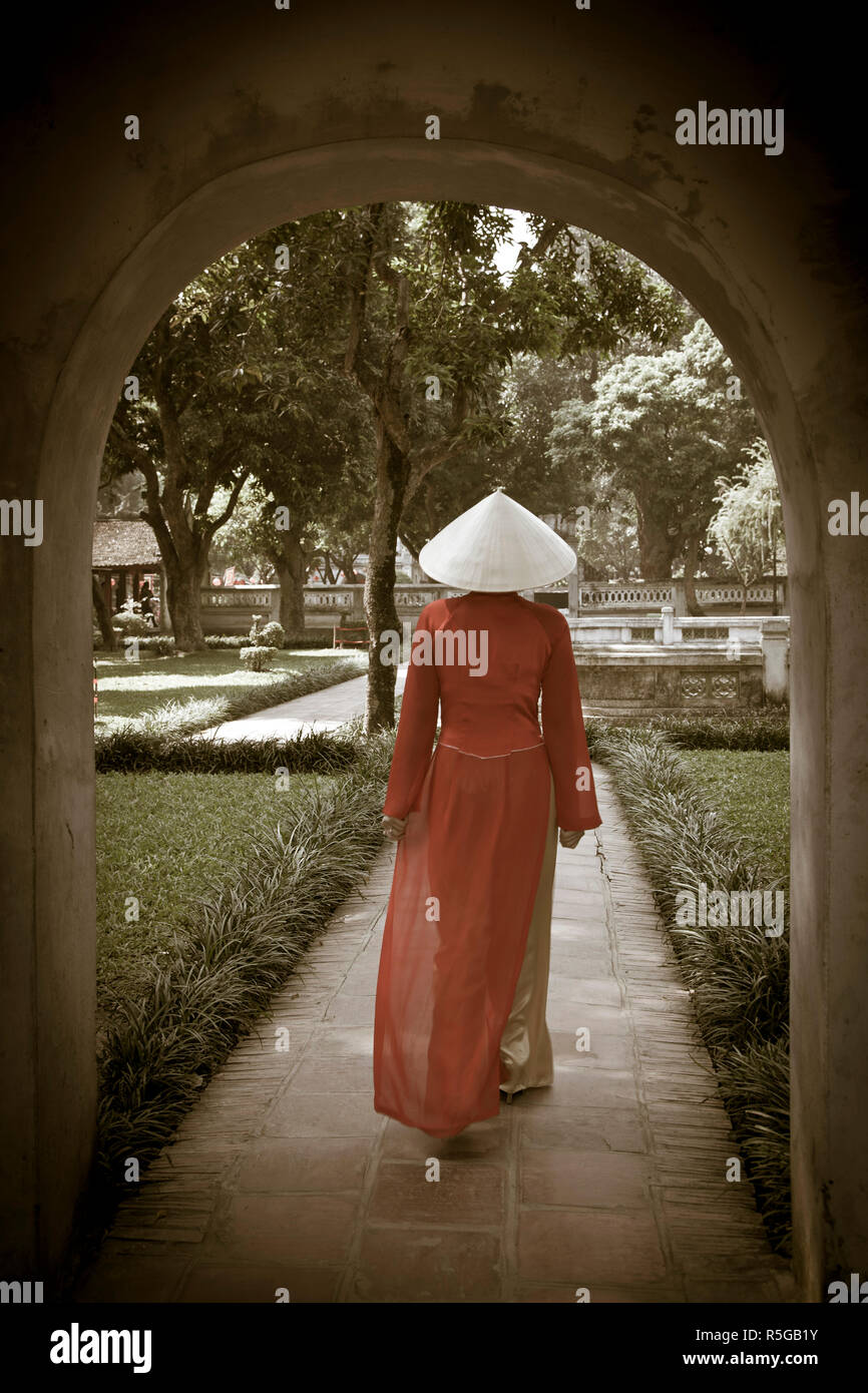 Ragazza indossando Ao Dai abito, Tempio della Letteratura, Hanoi, Vietnam (MR) Foto Stock
