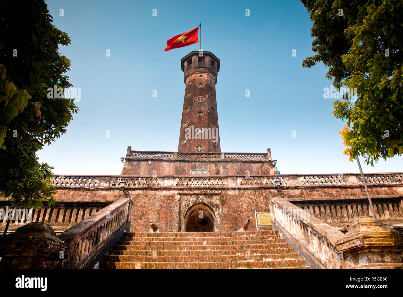 Torre di bandiera, Vietnam Museo di Storia Militare, Ba Dinh district, Hanoi, Vietnam Foto Stock