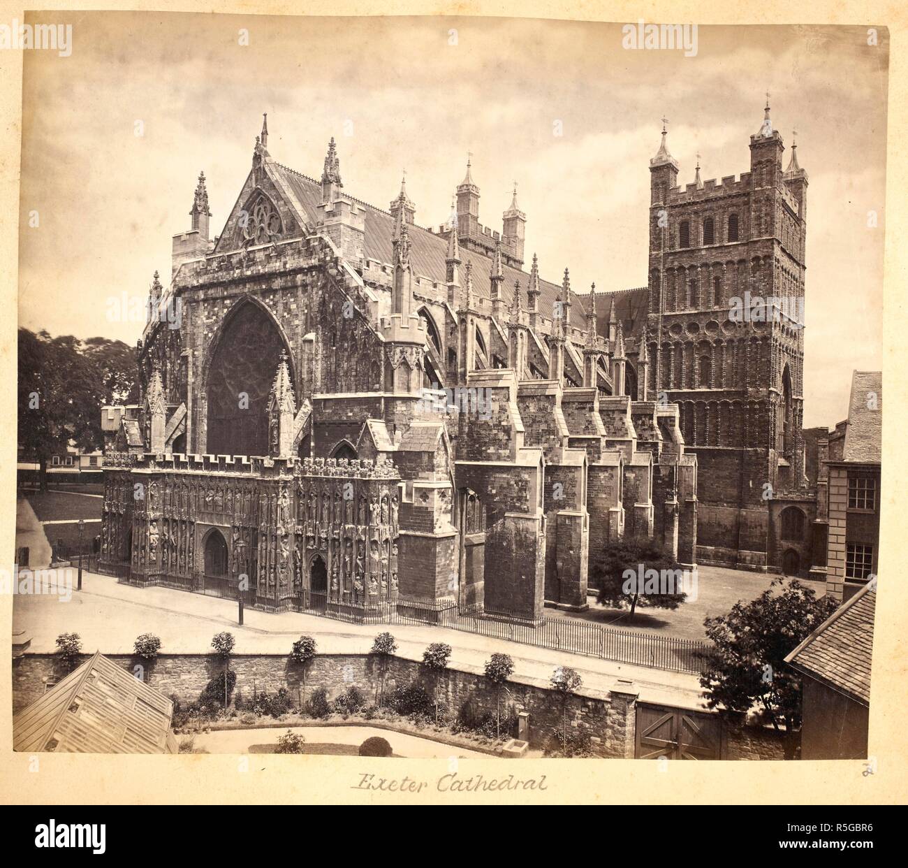 Una vista della Cattedrale di Exeter. Spalding collezione: Album di vedute di India e l'Europa. Fotografia. Fonte: Photo 335/1(18). Lingua: Inglese. Foto Stock