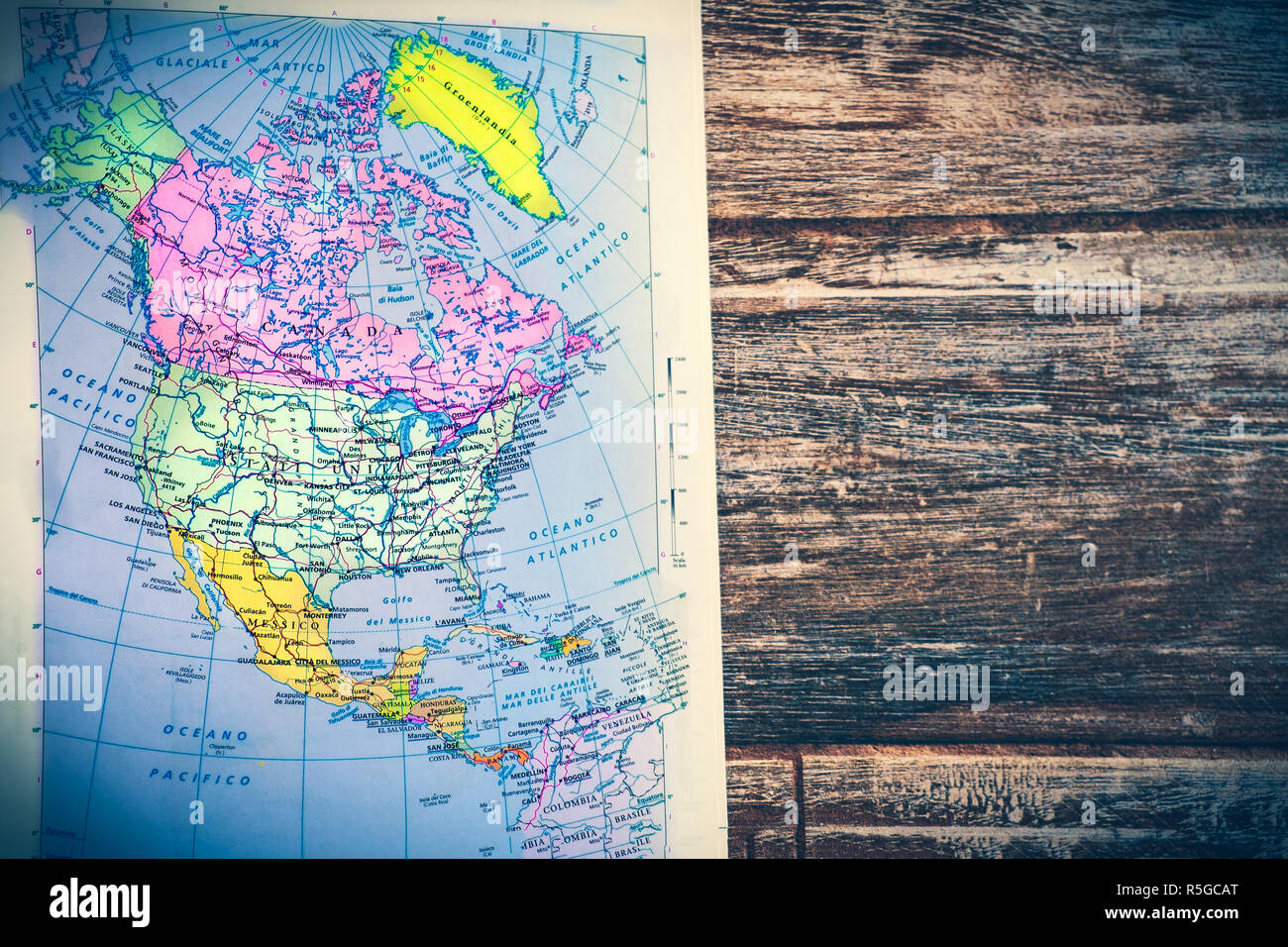 Pagina Atlas North America continente mappa retrò con legno sfondo vintage Foto Stock