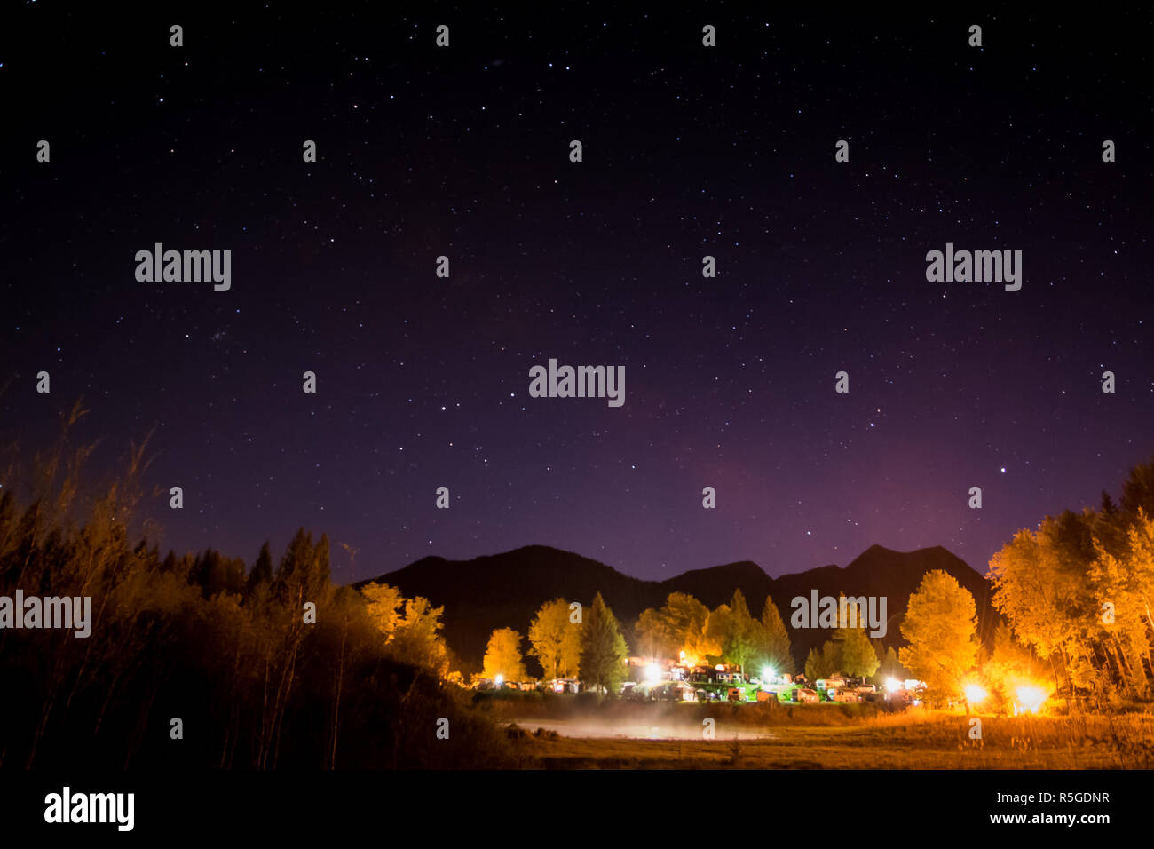 Campeggio di notte con un cielo stellato Foto Stock