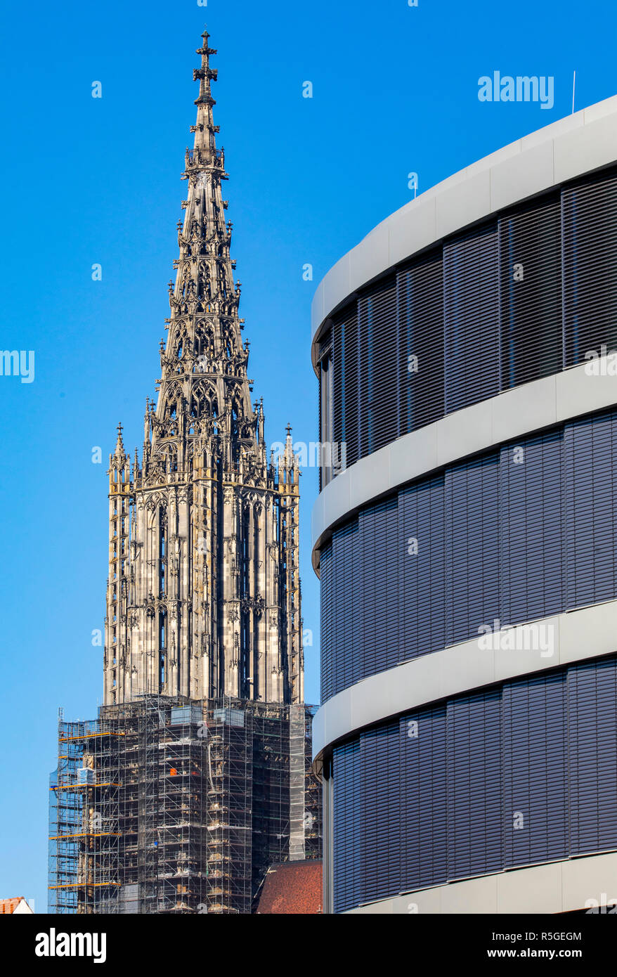 Moderno edificio di uffici, chiesa torre del Ulmer MŸnster, Ulm, contrasti in architettura, Foto Stock