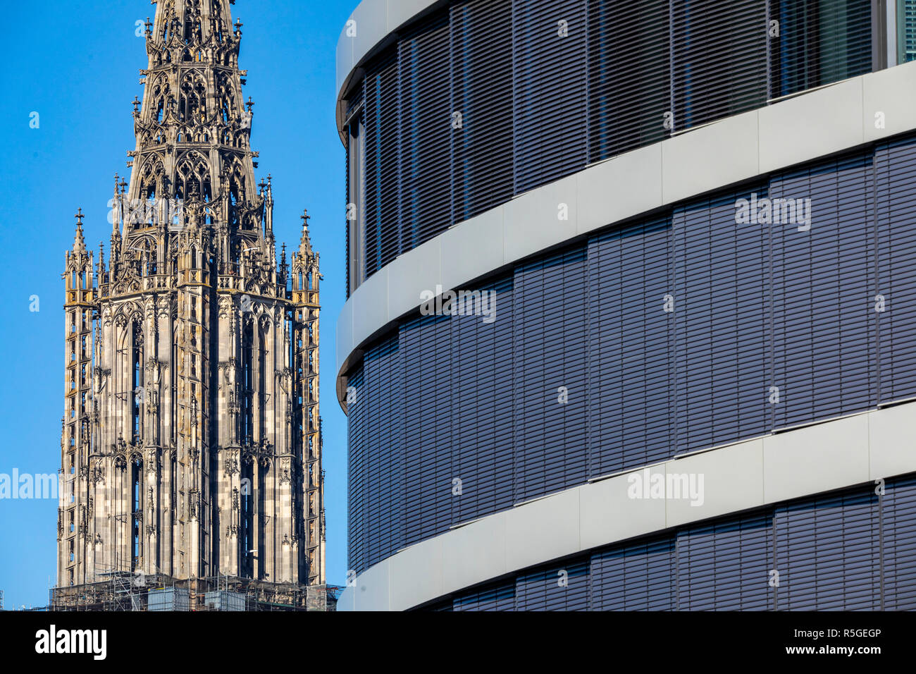 Moderno edificio di uffici, chiesa torre del Ulmer MŸnster, Ulm, contrasti in architettura, Foto Stock