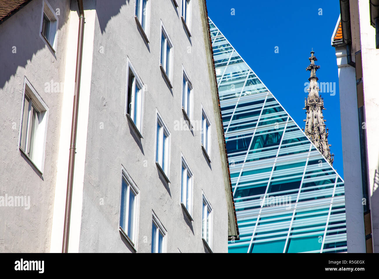Moderno edificio di uffici, campanile del Ulmer MŸnster, Ulm, piramide della nuova biblioteca della città opposti in architettura, Germania Foto Stock