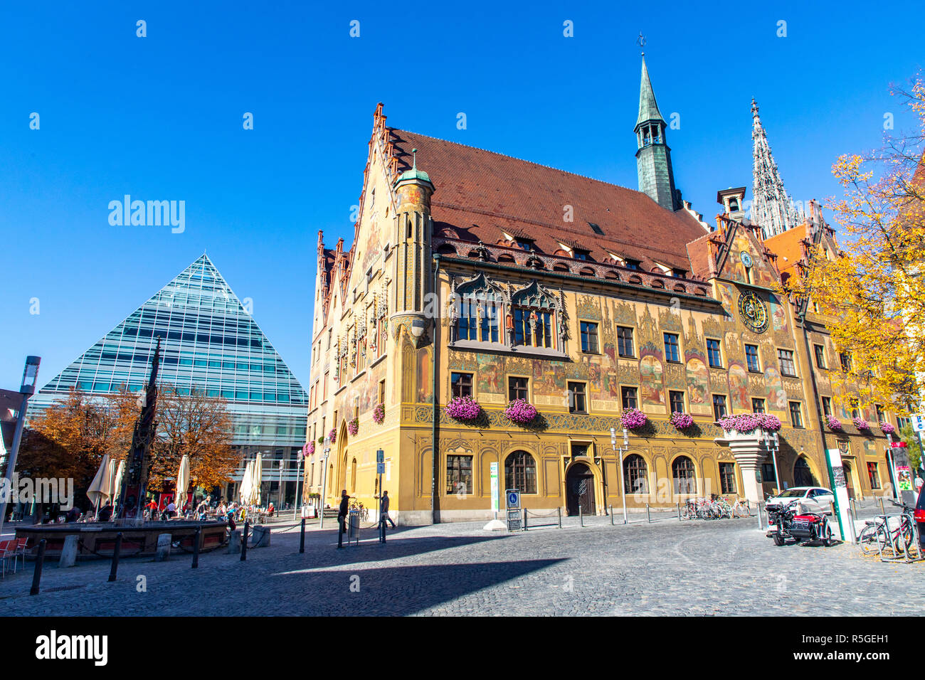 Edificio moderno, piramide della nuova biblioteca della città, il municipio storico, contrasti in architettura, Ulm, Germania, Foto Stock
