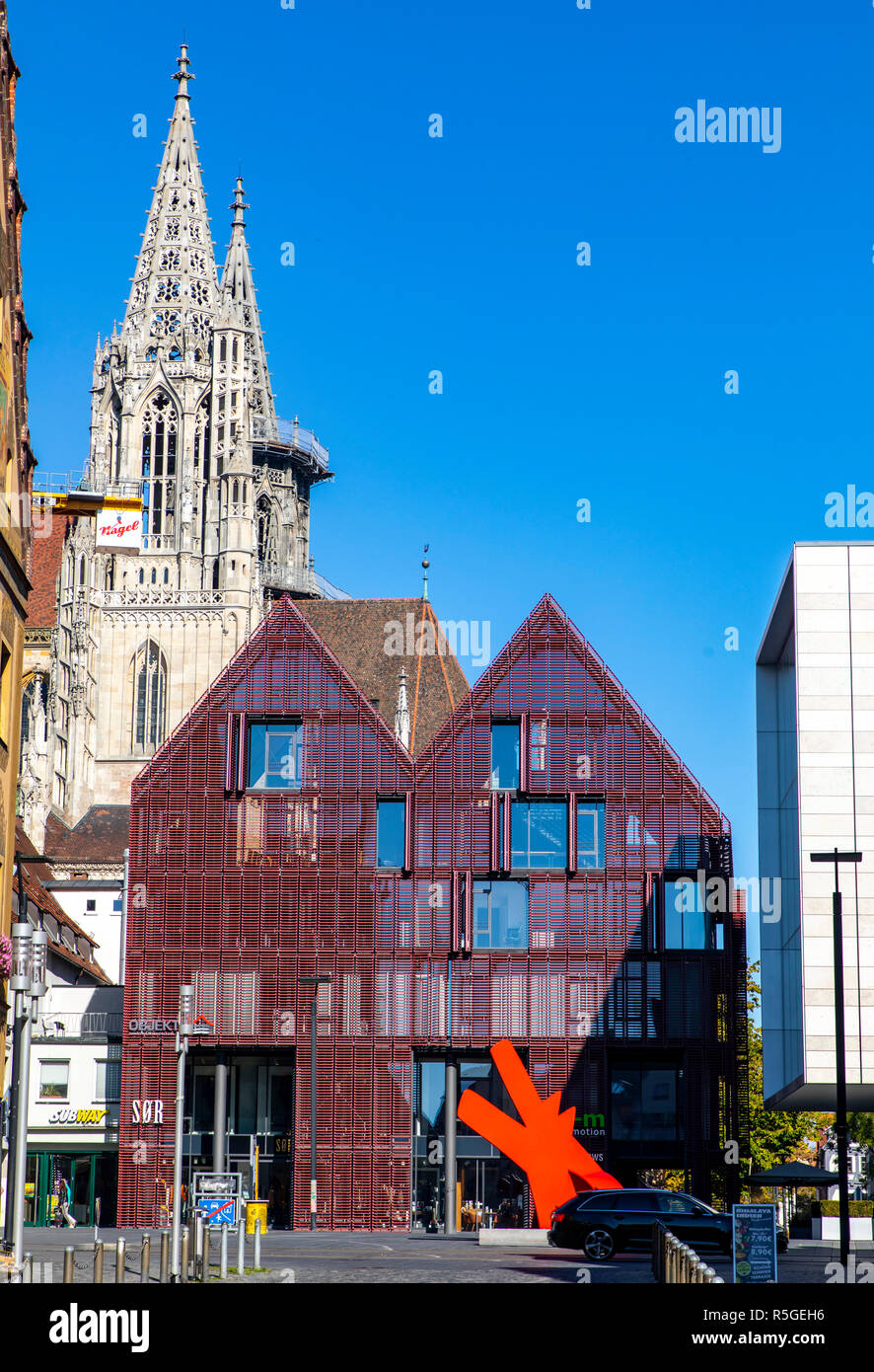Edificio moderno, facciata, Ulmer MŸnster, chiesa torre, contrasti in architettura, Ulm, Germania, Foto Stock