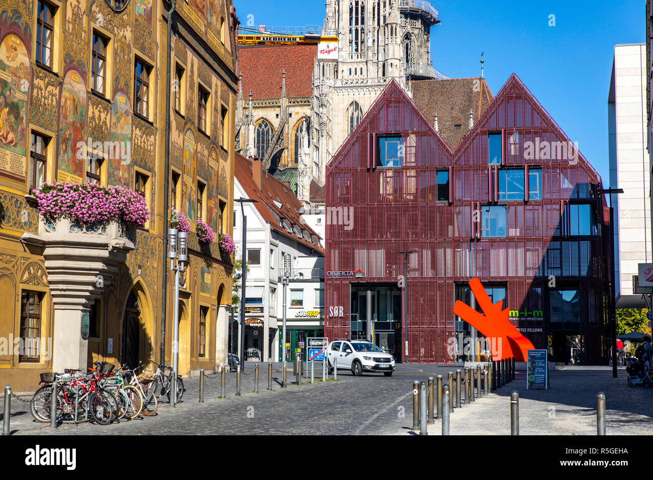 Edificio moderno, facciata, Ulmer MŸnster, chiesa torre, contrasti in architettura, Ulm, Germania, Foto Stock