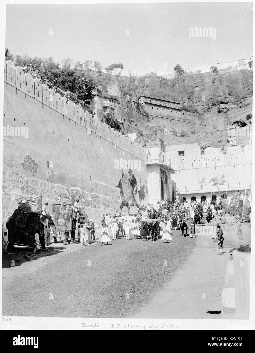 Bundi. S.e. il ritorno dopo Darbar. Il signore Curzon, borne aloft su una figliata, trasportato lungo la strada principale di Bundi, dopo aver visitato il Maharao Raja. Con il palazzo in background e una forte sulla skyline al di là. Il Curzon collezione: "L'Autunno Tour di Sua Eccellenza il signore Curzon di Kedleston, Viceré e Governatore Generale dell India in India Centrale & Rajputana, 1902'. 10 nov. 1902. Fotografia. Fonte: Photo 430/22(14). Lingua: Inglese. Autore: Dayal, Deen. Foto Stock