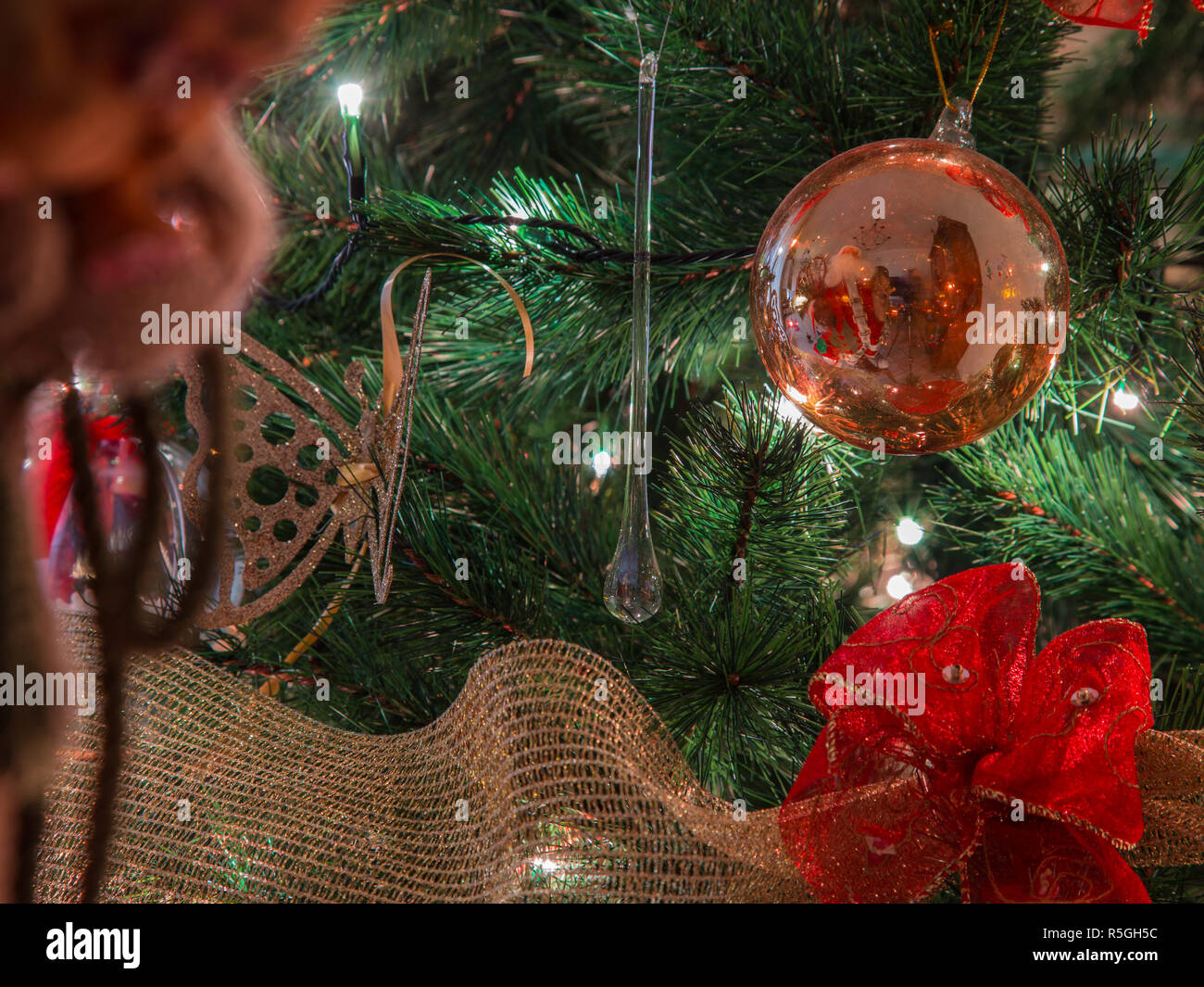 Riflette la figura di Santa Claus in vetro rosso sfera di luce fredda Foto Stock