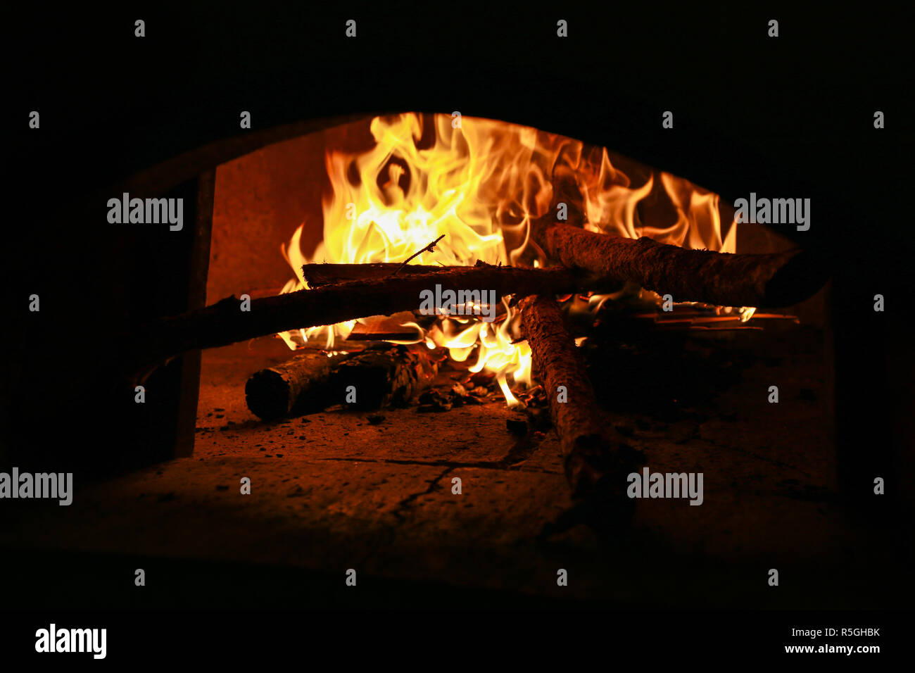 Legno che brucia nel forno Foto Stock